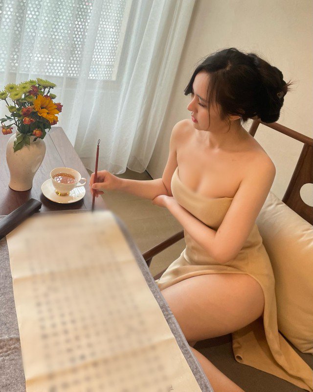 Hot girl mặc ngắn cũn cỡn, tư thế khoe vòng ba phản cảm - 14