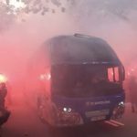 Fan Barca tấn công nhầm xe bus đội nhà