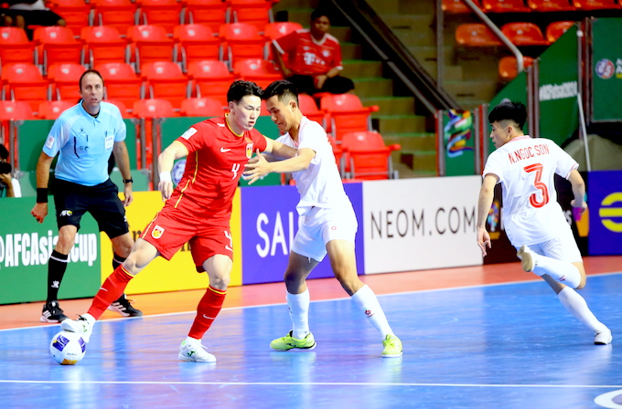 Để có điểm, hệ thống phòng ngự của ĐT futsal Việt Nam phải chơi chắc chắn. Ảnh: Phan Hồng