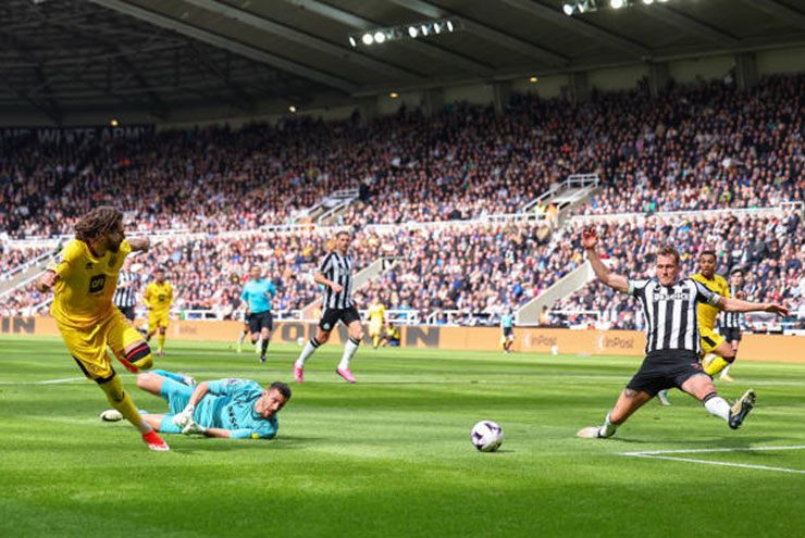 Newcastle phòng thủ khá tệ nhưng ít nhất 2 lần được Dan Burn giải cứu