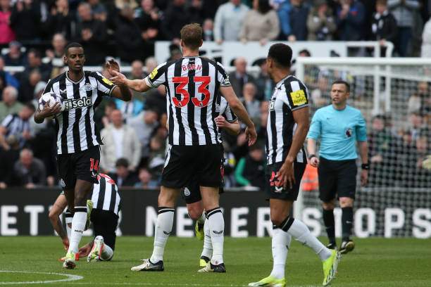 Isak và các đồng đội ghi bàn tưng bừng trong hiệp 2 cho Newcastle