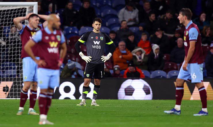 Bunrley không trụ lại nổi Premier League dù vẫn giữ phong cách chơi đã giúp họ vô địch Championship