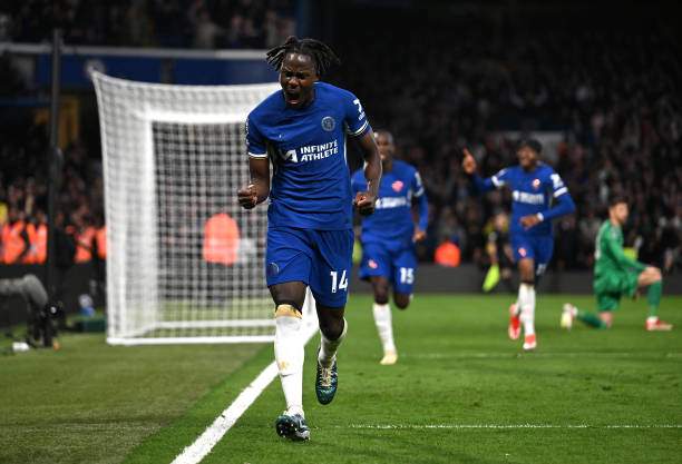 Chalobah đánh đầu đẹp mắt đưa Chelsea dẫn trước