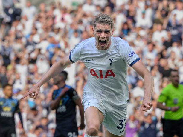 Van de Ven mang lại bàn thắng quyết định cho Tottenham