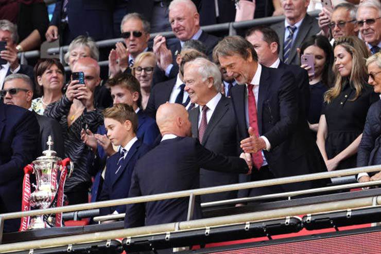 Ten Hag bắt tay Sir Jim Ratcliffe trong lễ ăn mừng FA Cup