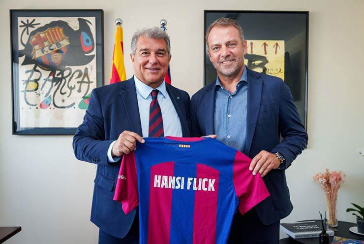 Hansi Flick ra mắt Barcelona cùng chủ tịch Joan Laporta