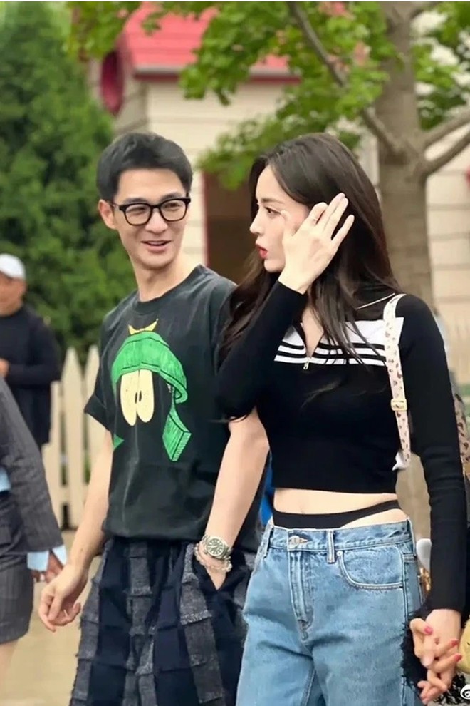 "Cô trưởng phòng phim Việt" táo bạo phối quần jeans với đồ bơi - 11