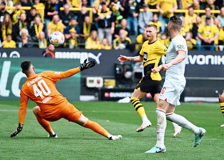 Reus tỏa sáng rực rỡ giúp Dortmund thắng đậm Augsburg