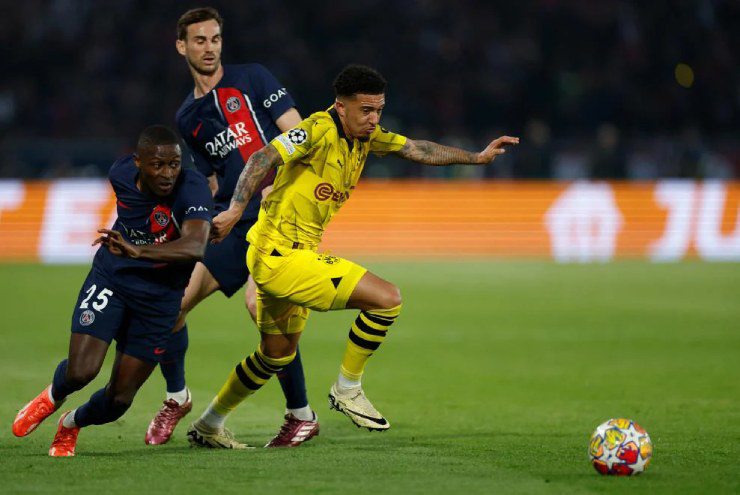 PSG (áo sẫm) thất bại trong nhiệm vụ ngăn chặn Dortmund vào chung kết