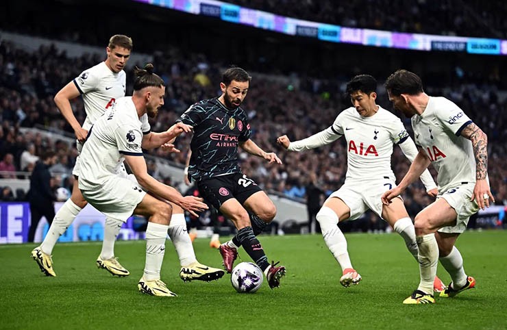 Man City (áo thẫm) gặp nhiều khó khăn trước Tottenham