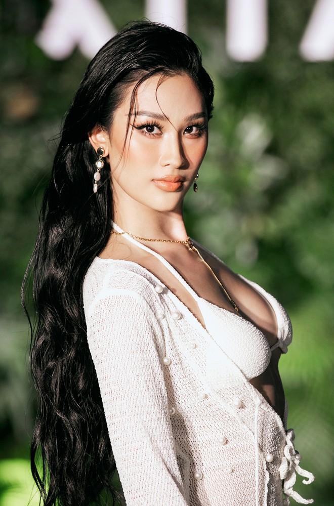 Ở vị trí first face, Top 6 Miss Universe Vietnam 2023 Phạm Anh Thư khiến các vị khách mời không thể rời mắt khi có những bước đi catwalk dứt khoát, mạnh mẽ cùng cách đánh hông uyển chuyển.