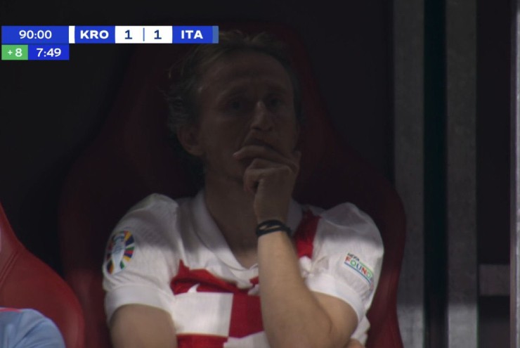 Modric thẫn thờ ngồi trên băng ghế dự bị khi Italia ghi bàn