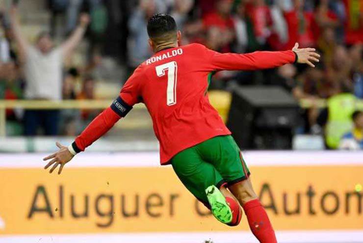 Ronaldo ghi cú đúp và suýt nữa đã có hat-trick