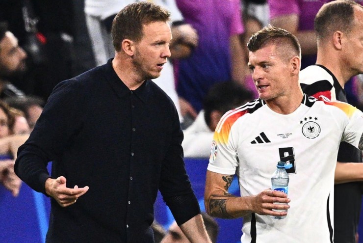 HLV Nagelsmann tranh thủ trao đổi với Toni Kroos