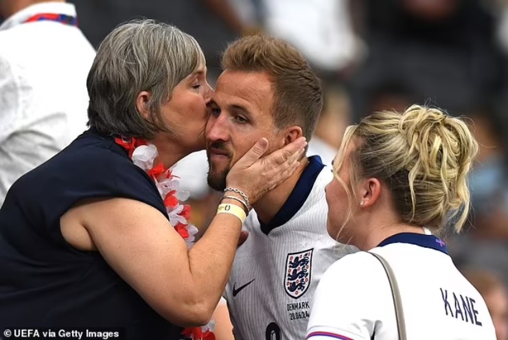 Tiền đạo Harry Kane bên mẹ Kim Kane và vợ Kate Goodland