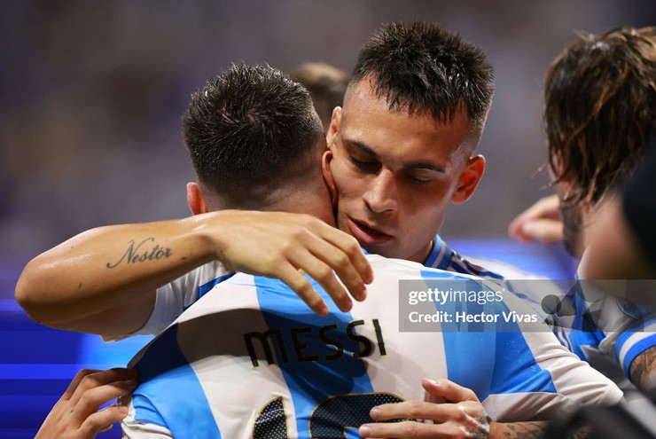 Messi chia sẻ niềm vui với Lautaro Martinez