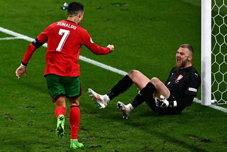 Màn ăn mừng gây tranh cãi của Ronaldo