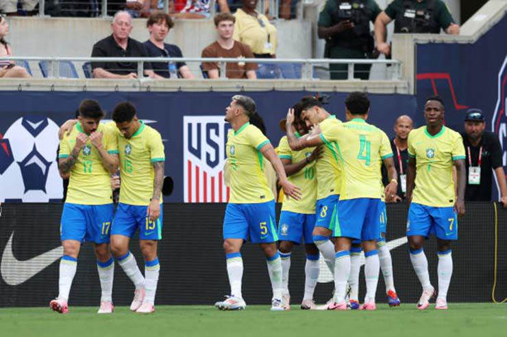 Brazil có bàn dẫn trước nhờ công của Rodrygo, nhưng không kém quan trọng là công của Guimaraes và Raphinha