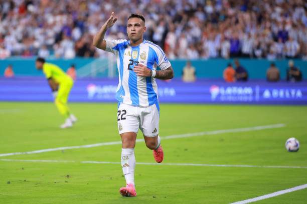 Lautaro Martinez ghi cú đúp đưa Argentina tới thắng lợi