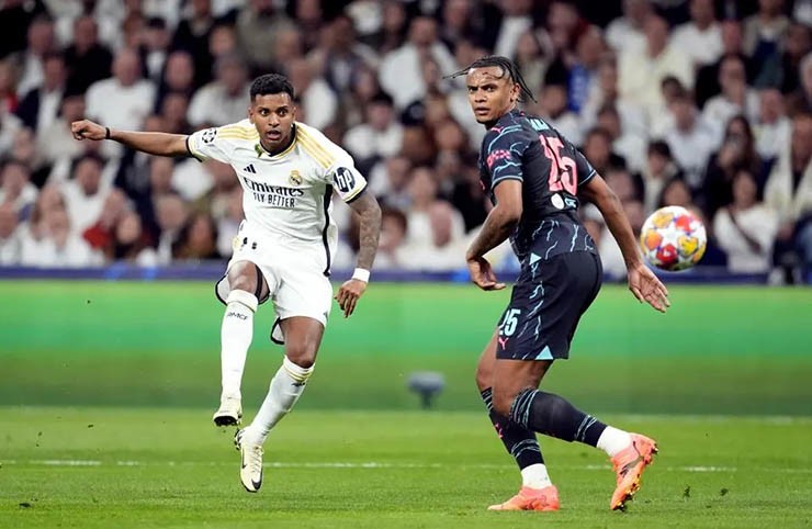 Rodrygo (áo trắng) khen Man City là đội bóng mạnh nhất thế giới