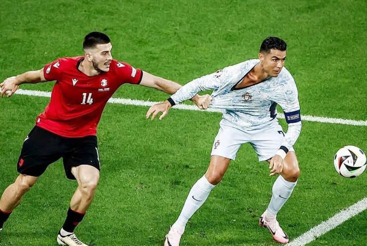 Tranh cãi Bồ Đào Nha mất oan 11m, Ronaldo nhận thẻ vàng không đáng có - 1