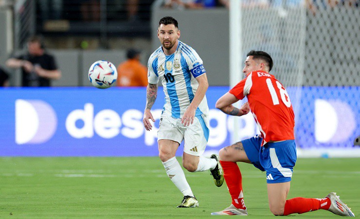 Messi bị các cầu thủ Chile "chăm sóc" kỹ lưỡng