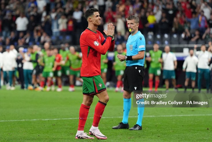 Ronaldo chắp tay xin lỗi sau khi thực hiện thành công lượt đá luân lưu của mình.