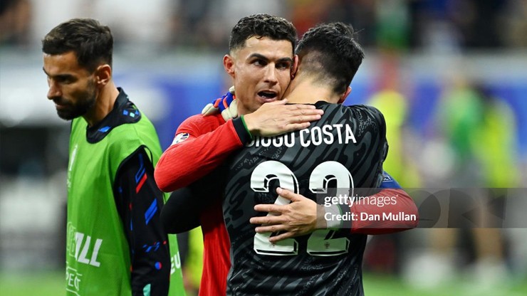 Ronaldo không quên tiến tới ôm và cảm ơn thủ thành Costa.