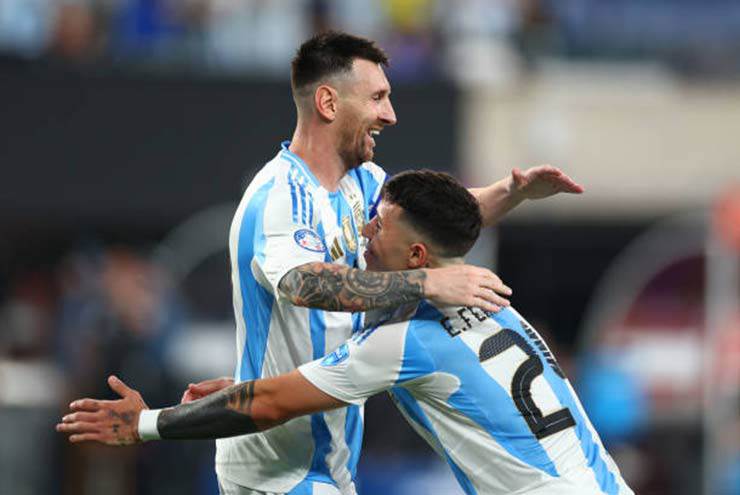 Messi đang bị yêu cầu xin lỗi cho hành động của Enzo và các tuyển thủ Argentina khác