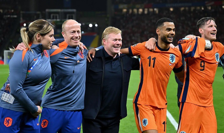 HLV Koeman ăn mừng cùng các học trò và trợ lý sau khi Hà Lan đánh bại Thổ Nhĩ Kỳ